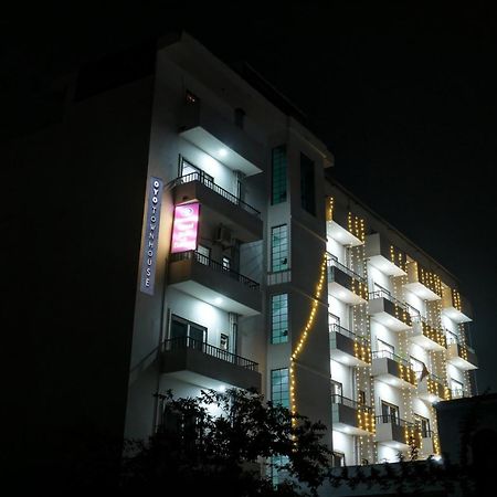 Townhouse Navneeta Grand Hotel Kakarmatha Eksteriør billede