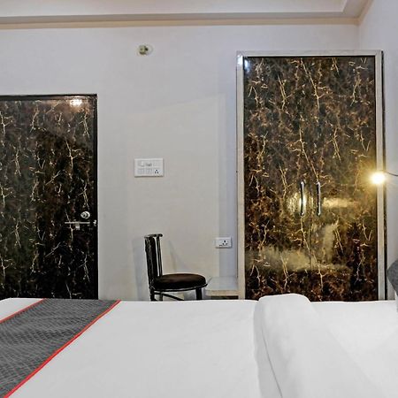 Townhouse Navneeta Grand Hotel Kakarmatha Eksteriør billede