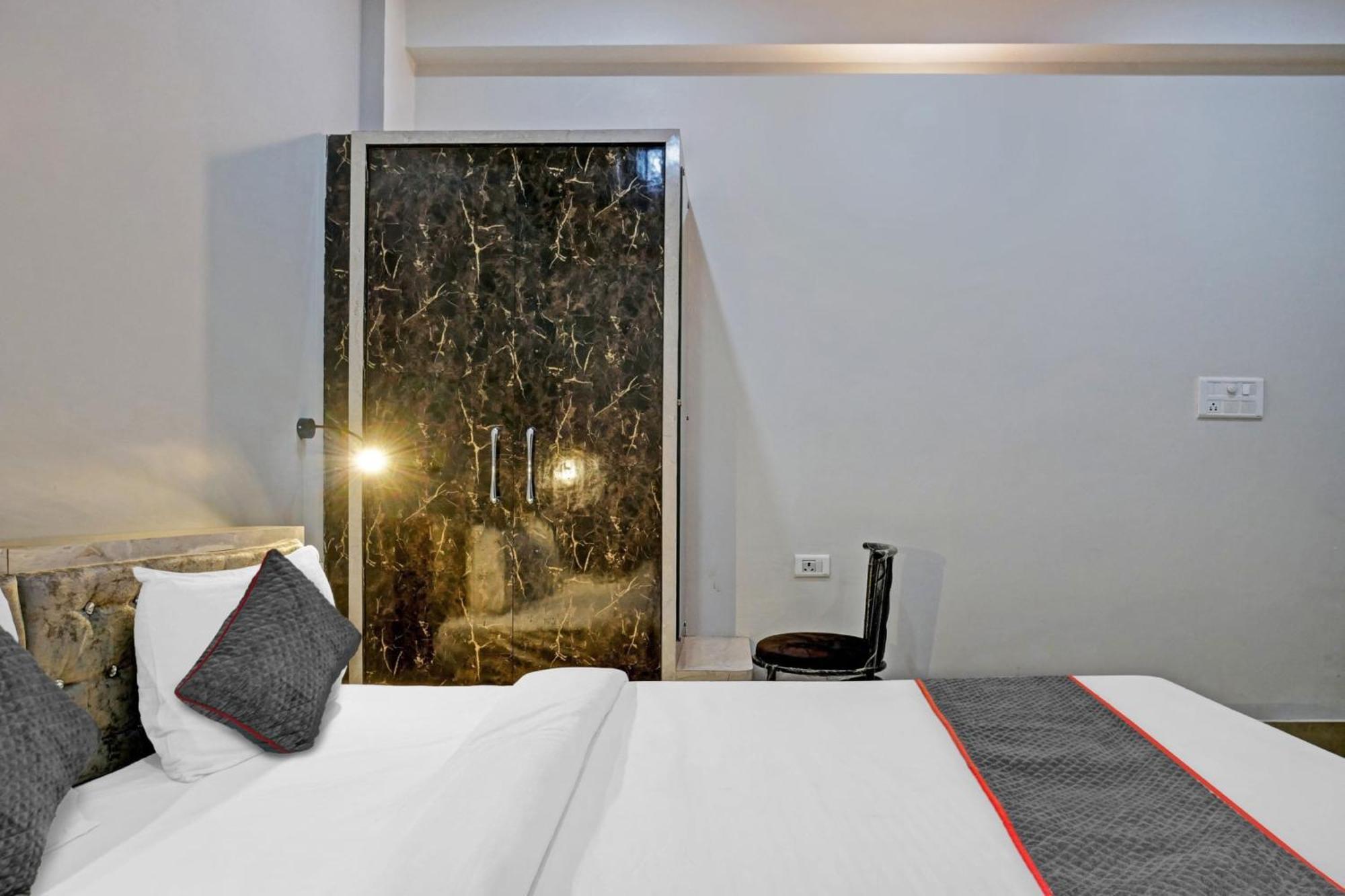 Townhouse Navneeta Grand Hotel Kakarmatha Eksteriør billede