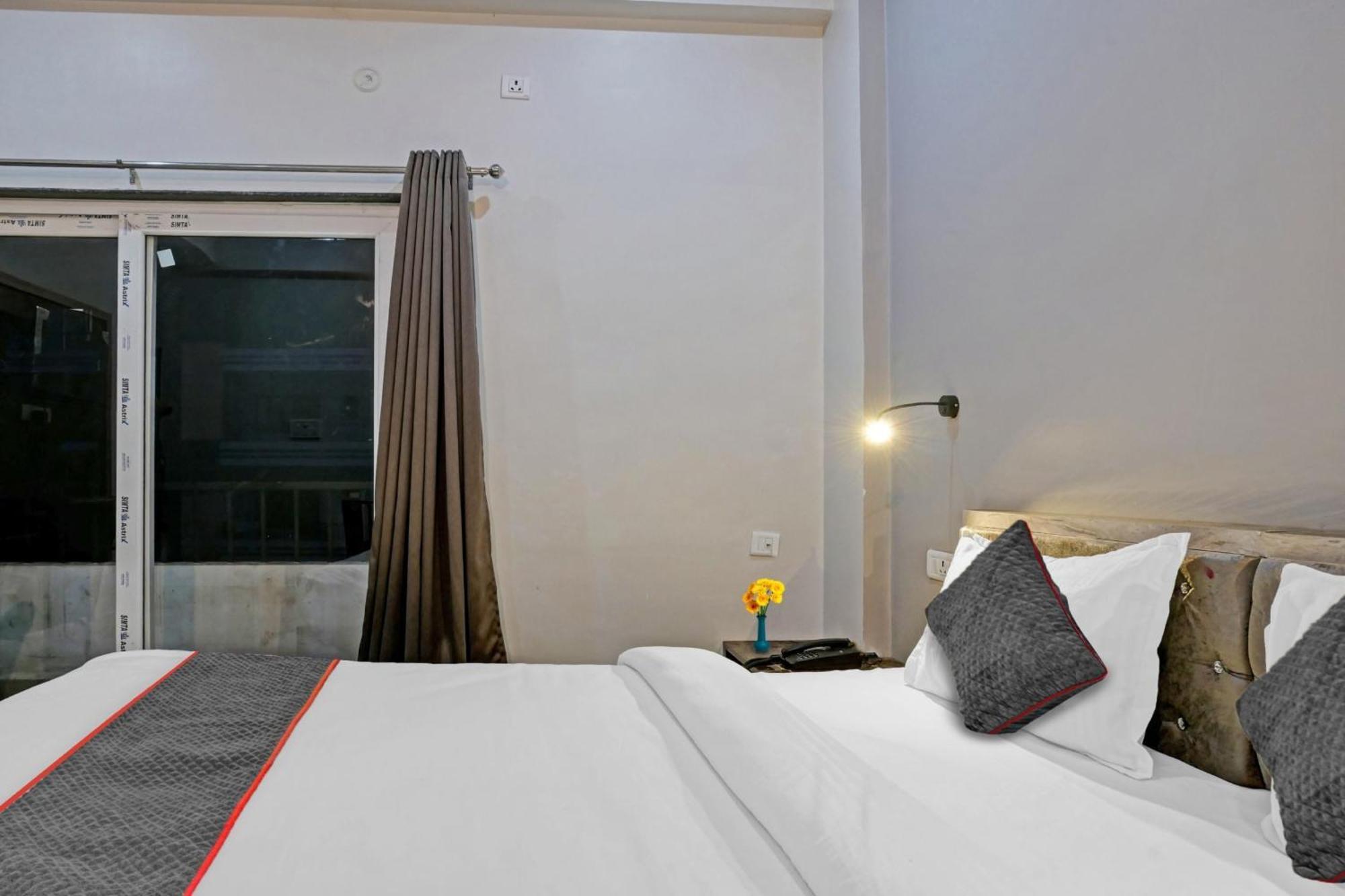 Townhouse Navneeta Grand Hotel Kakarmatha Eksteriør billede