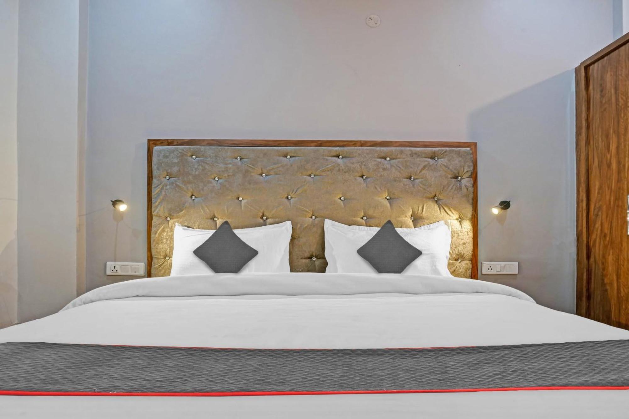 Townhouse Navneeta Grand Hotel Kakarmatha Eksteriør billede