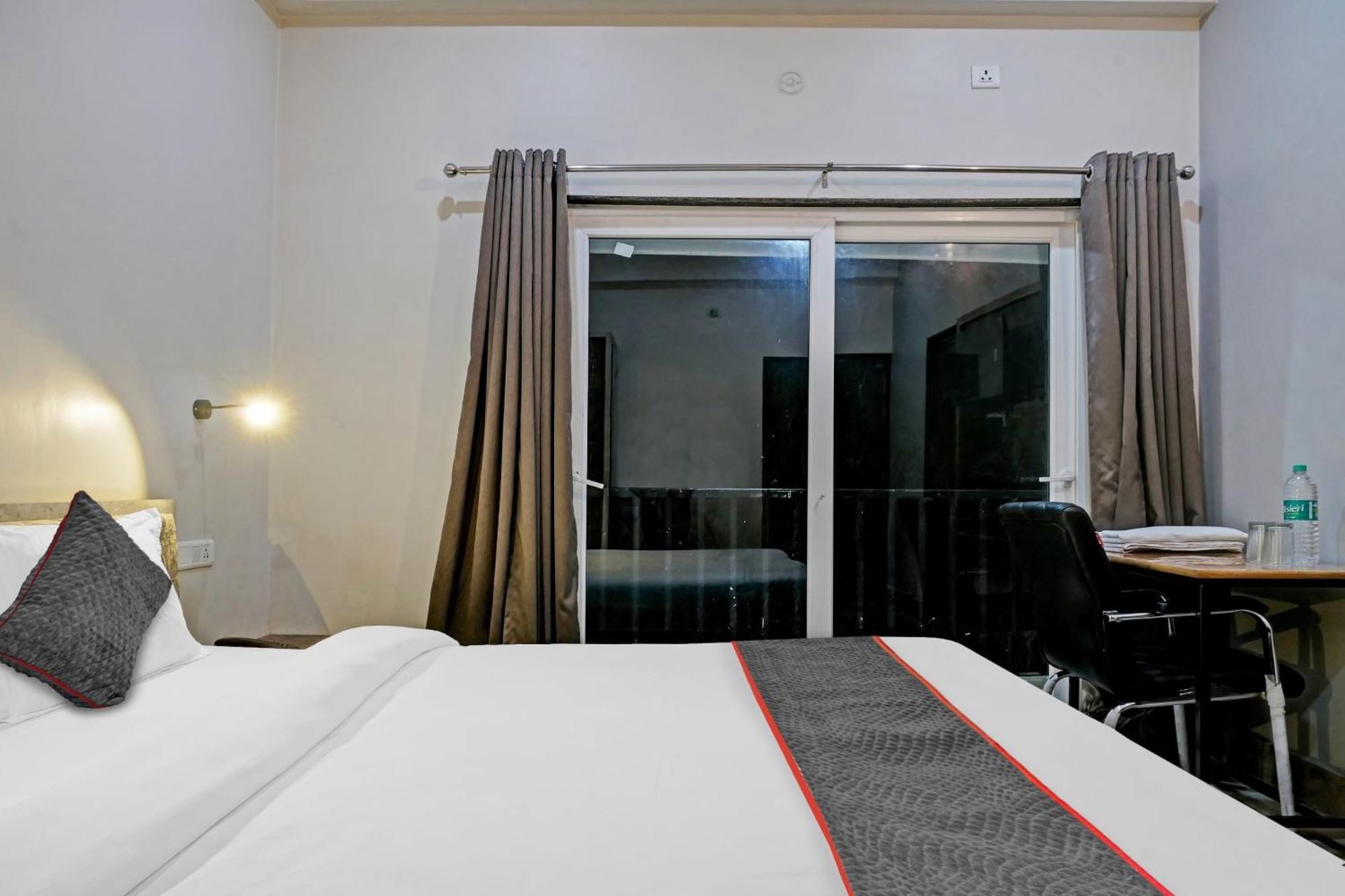 Townhouse Navneeta Grand Hotel Kakarmatha Eksteriør billede