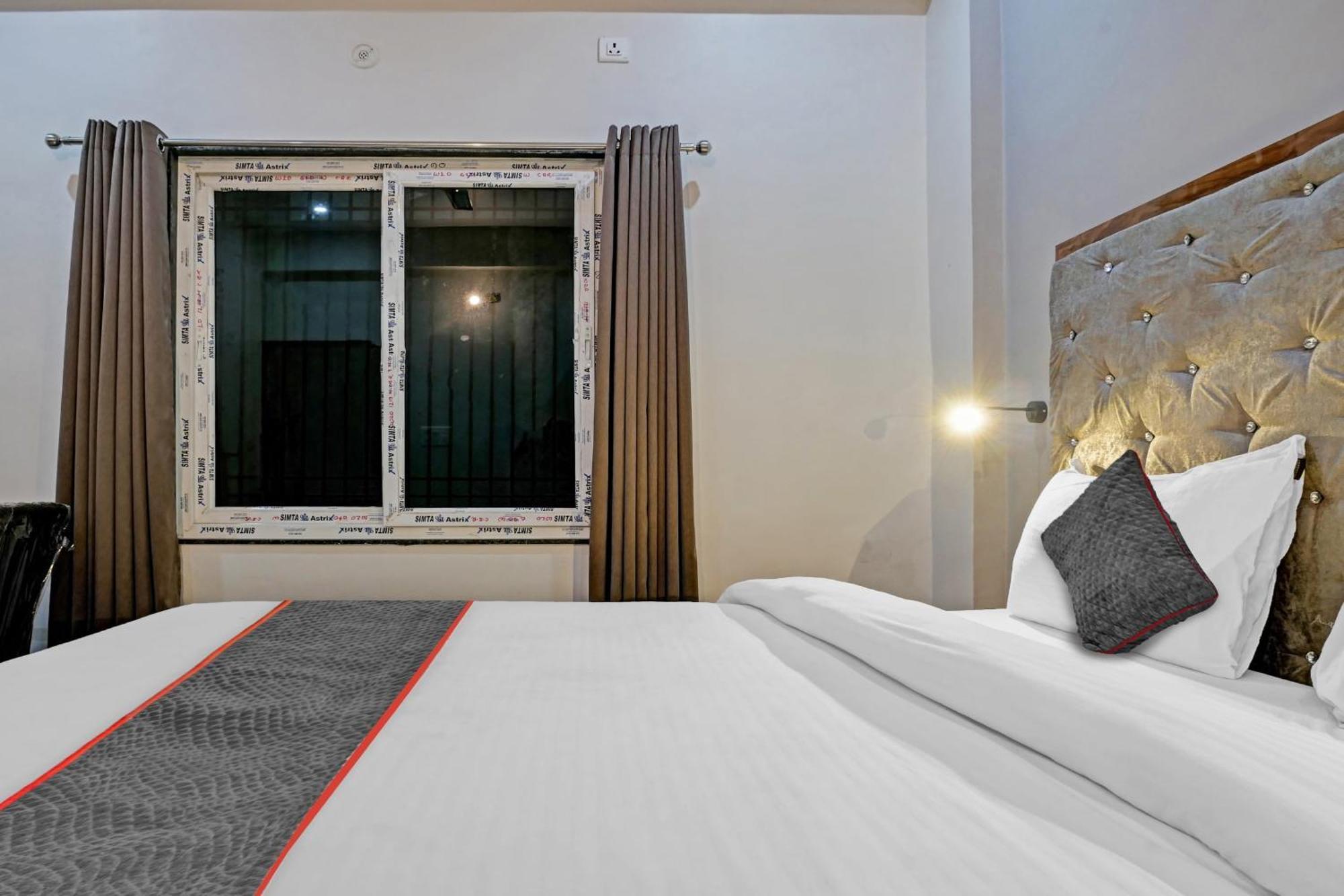Townhouse Navneeta Grand Hotel Kakarmatha Eksteriør billede
