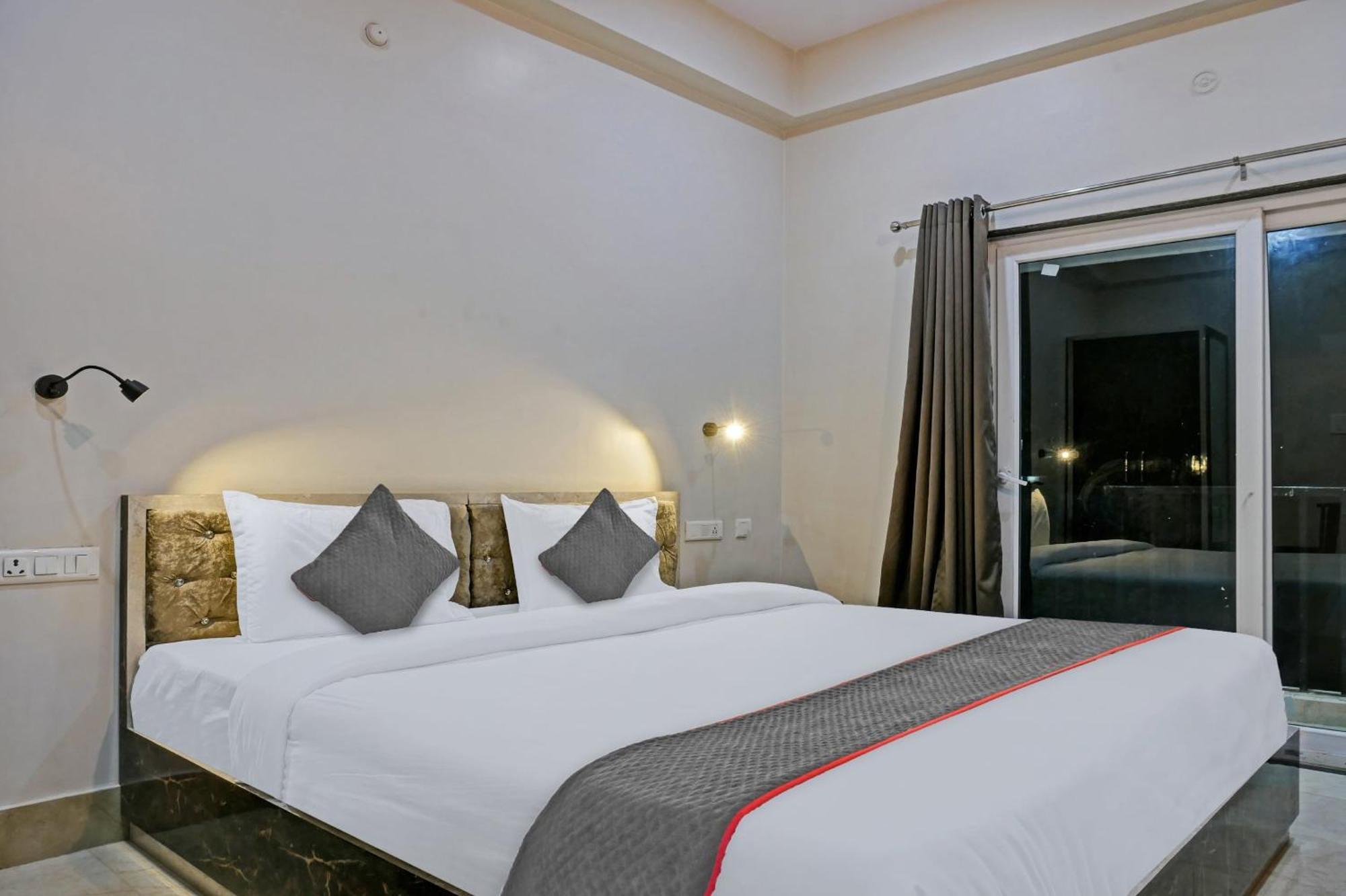 Townhouse Navneeta Grand Hotel Kakarmatha Eksteriør billede