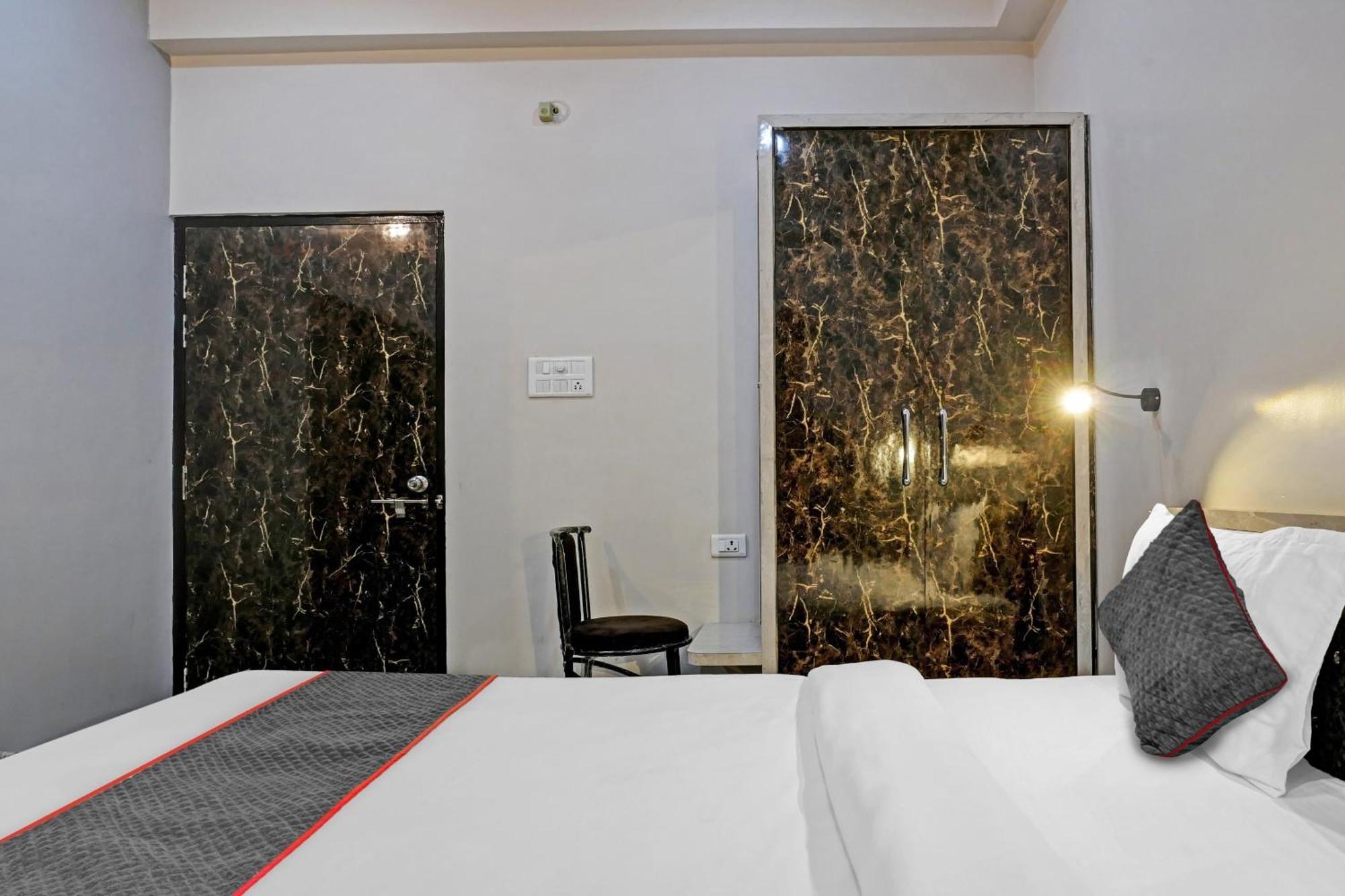 Townhouse Navneeta Grand Hotel Kakarmatha Eksteriør billede