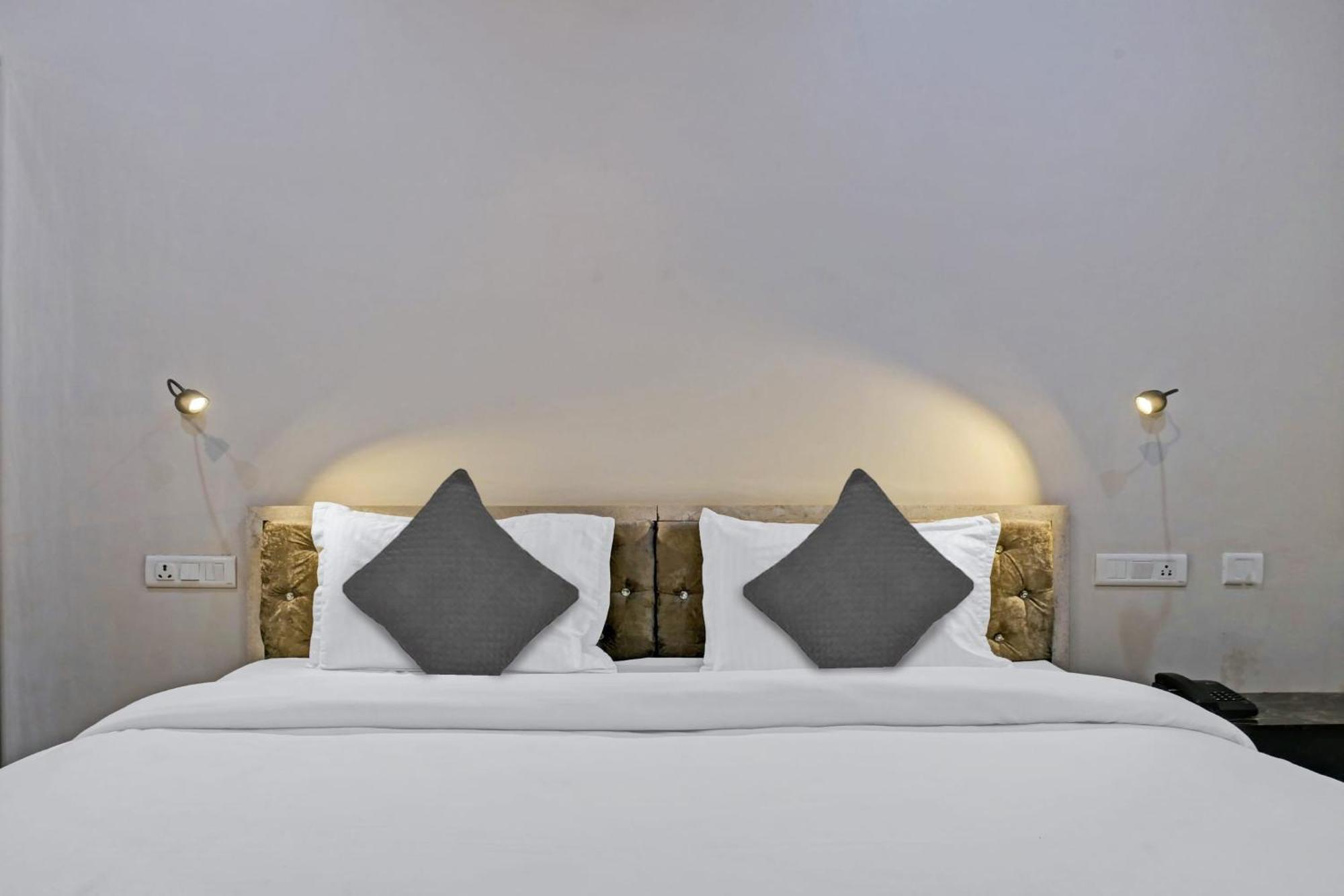 Townhouse Navneeta Grand Hotel Kakarmatha Eksteriør billede