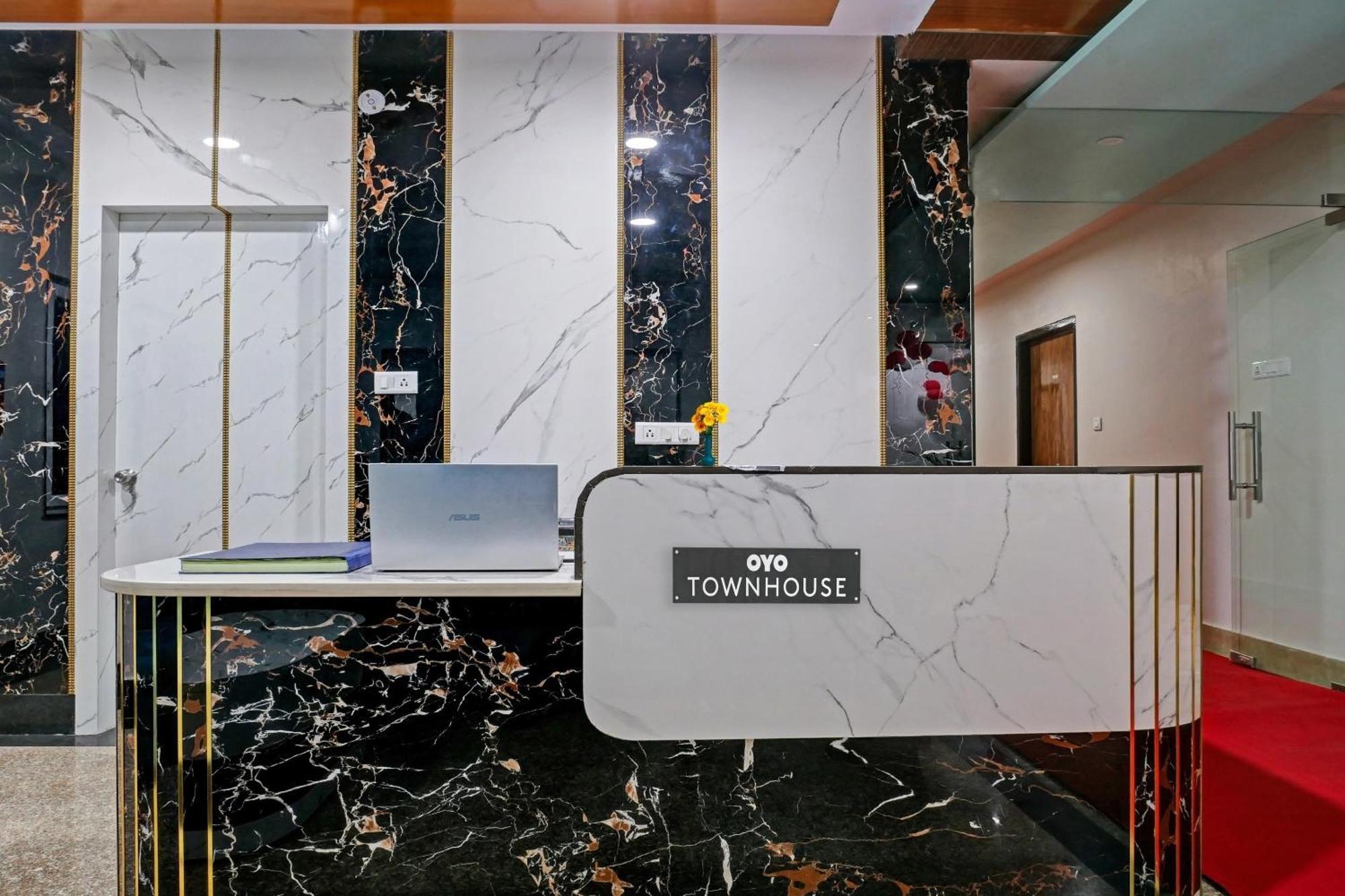 Townhouse Navneeta Grand Hotel Kakarmatha Eksteriør billede
