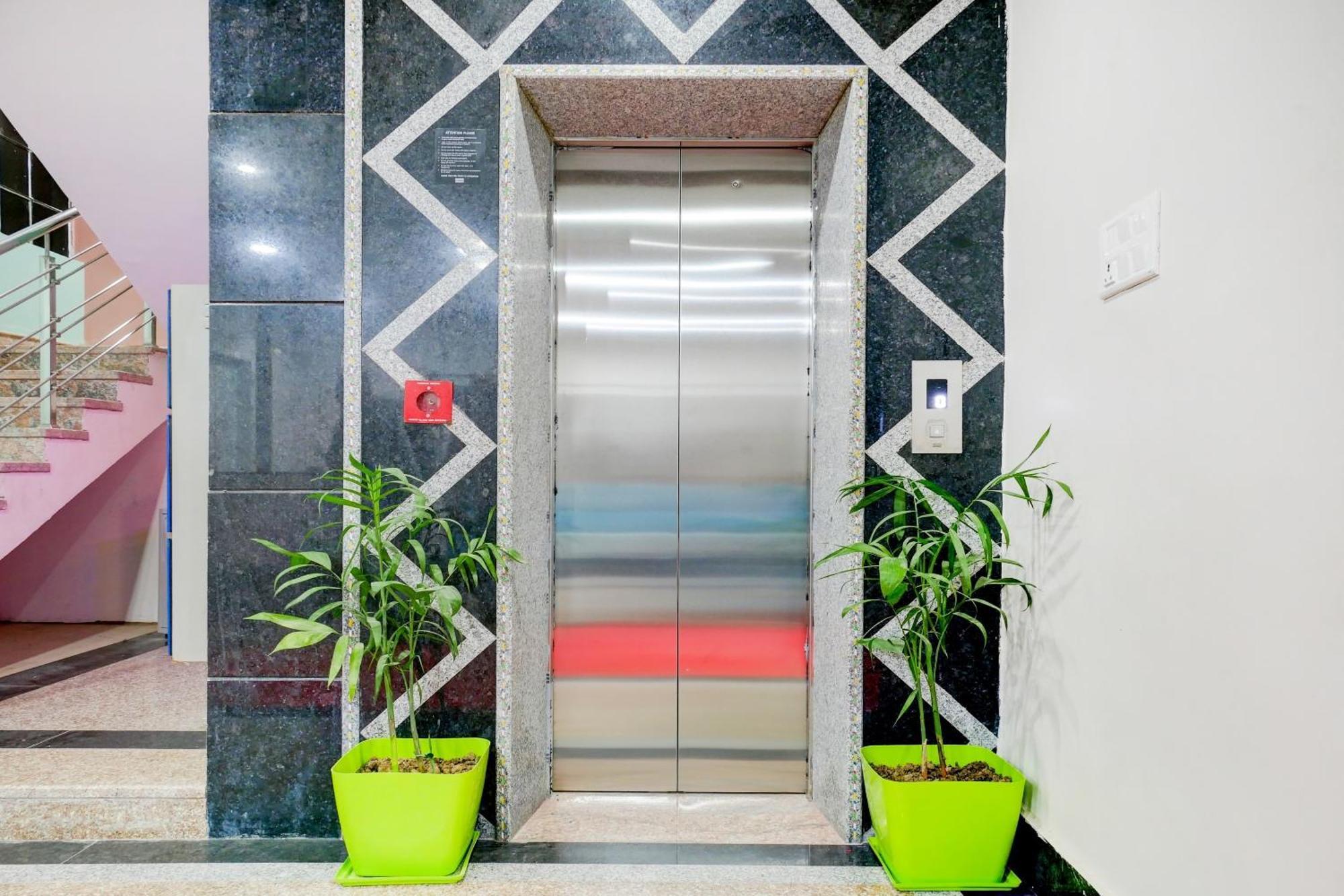 Townhouse Navneeta Grand Hotel Kakarmatha Eksteriør billede