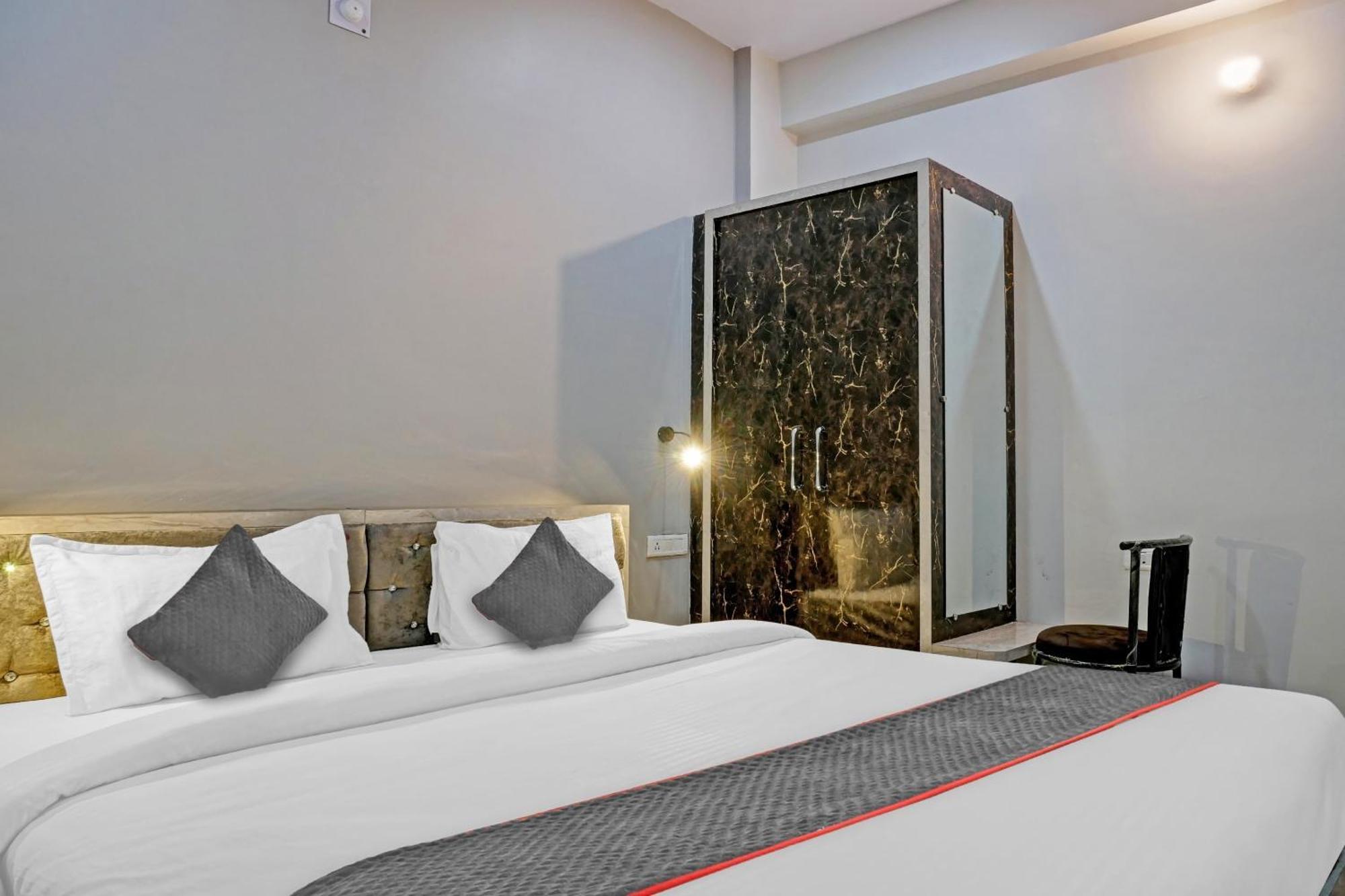 Townhouse Navneeta Grand Hotel Kakarmatha Eksteriør billede