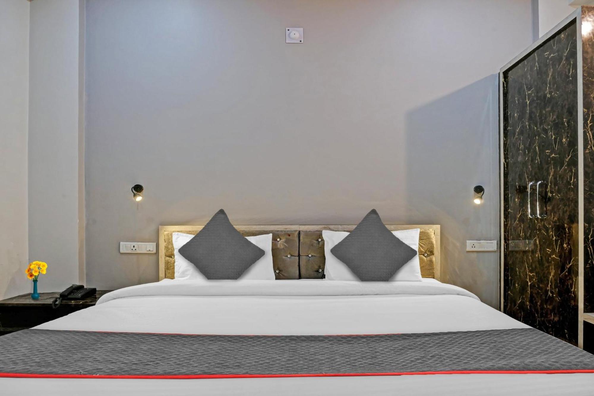 Townhouse Navneeta Grand Hotel Kakarmatha Eksteriør billede