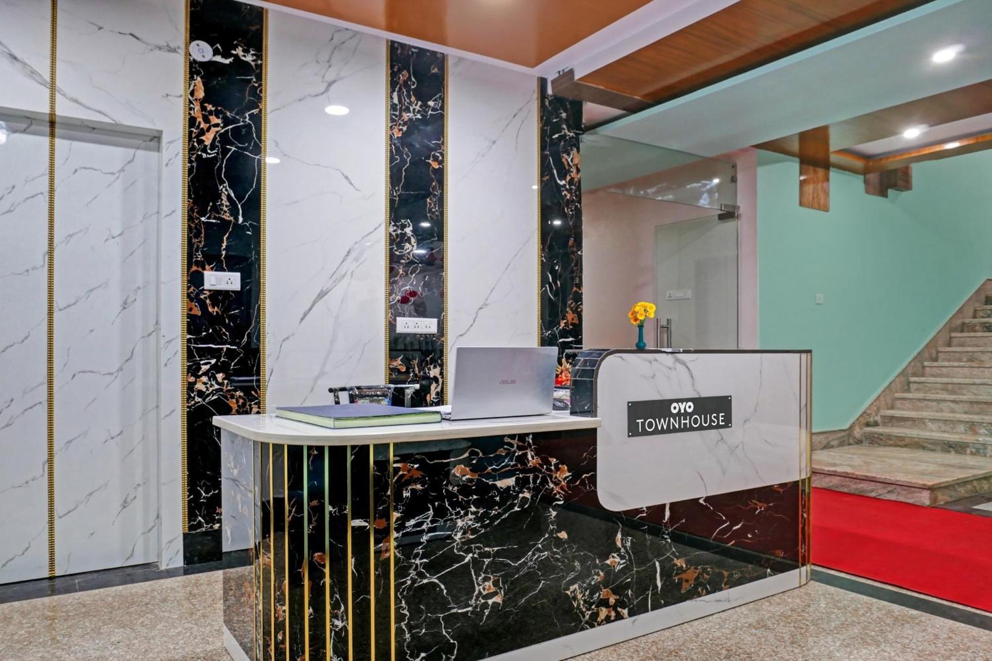 Townhouse Navneeta Grand Hotel Kakarmatha Eksteriør billede