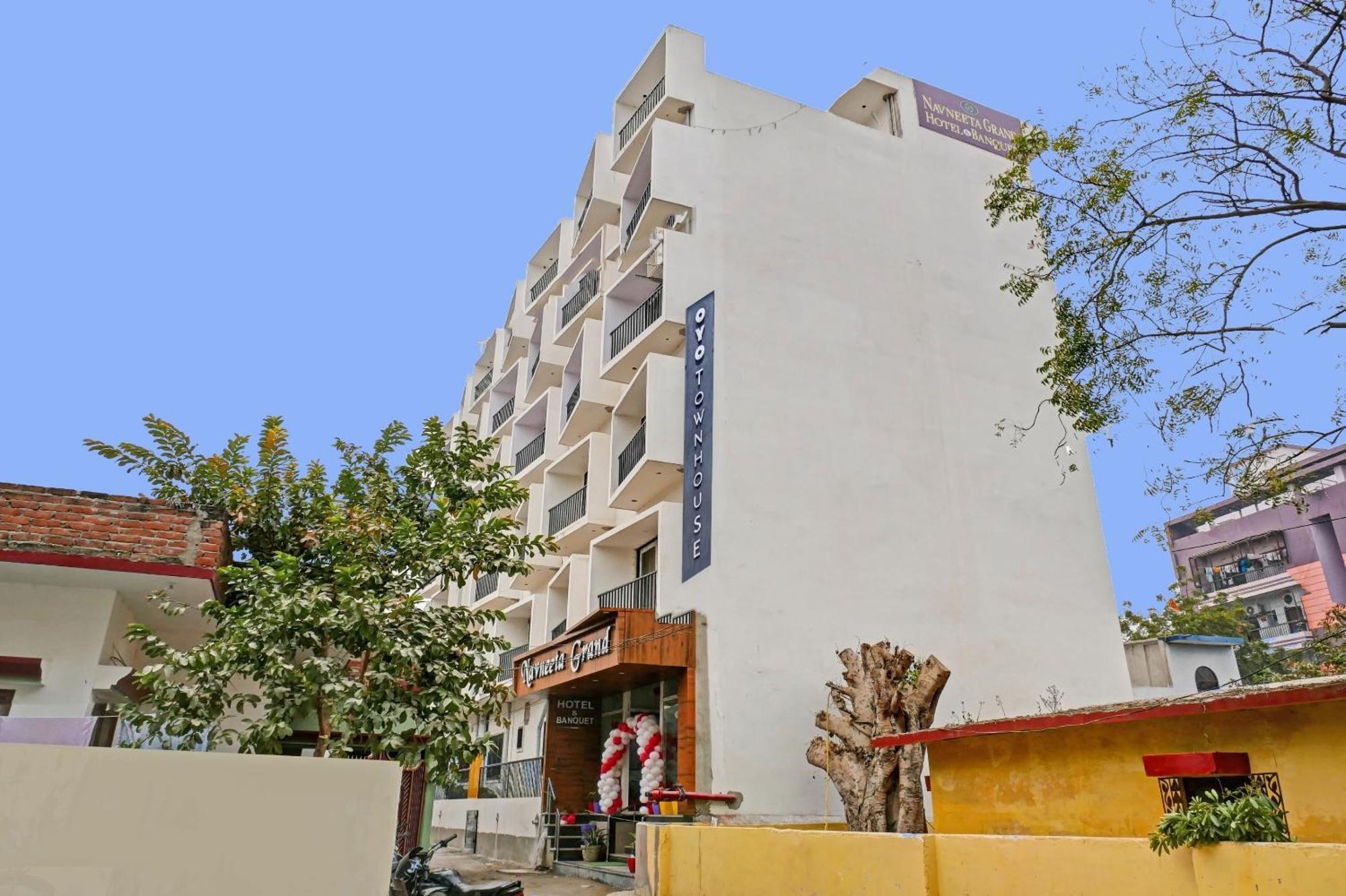 Townhouse Navneeta Grand Hotel Kakarmatha Eksteriør billede