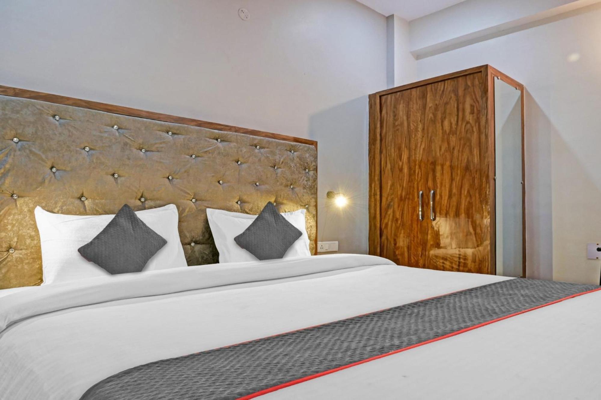 Townhouse Navneeta Grand Hotel Kakarmatha Eksteriør billede