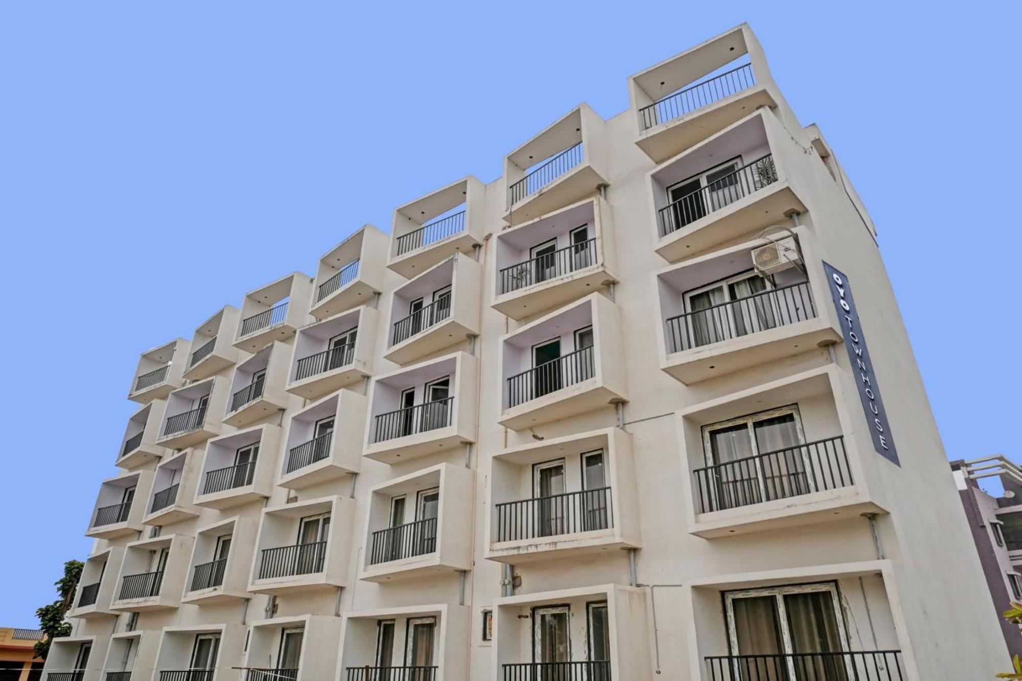 Townhouse Navneeta Grand Hotel Kakarmatha Eksteriør billede