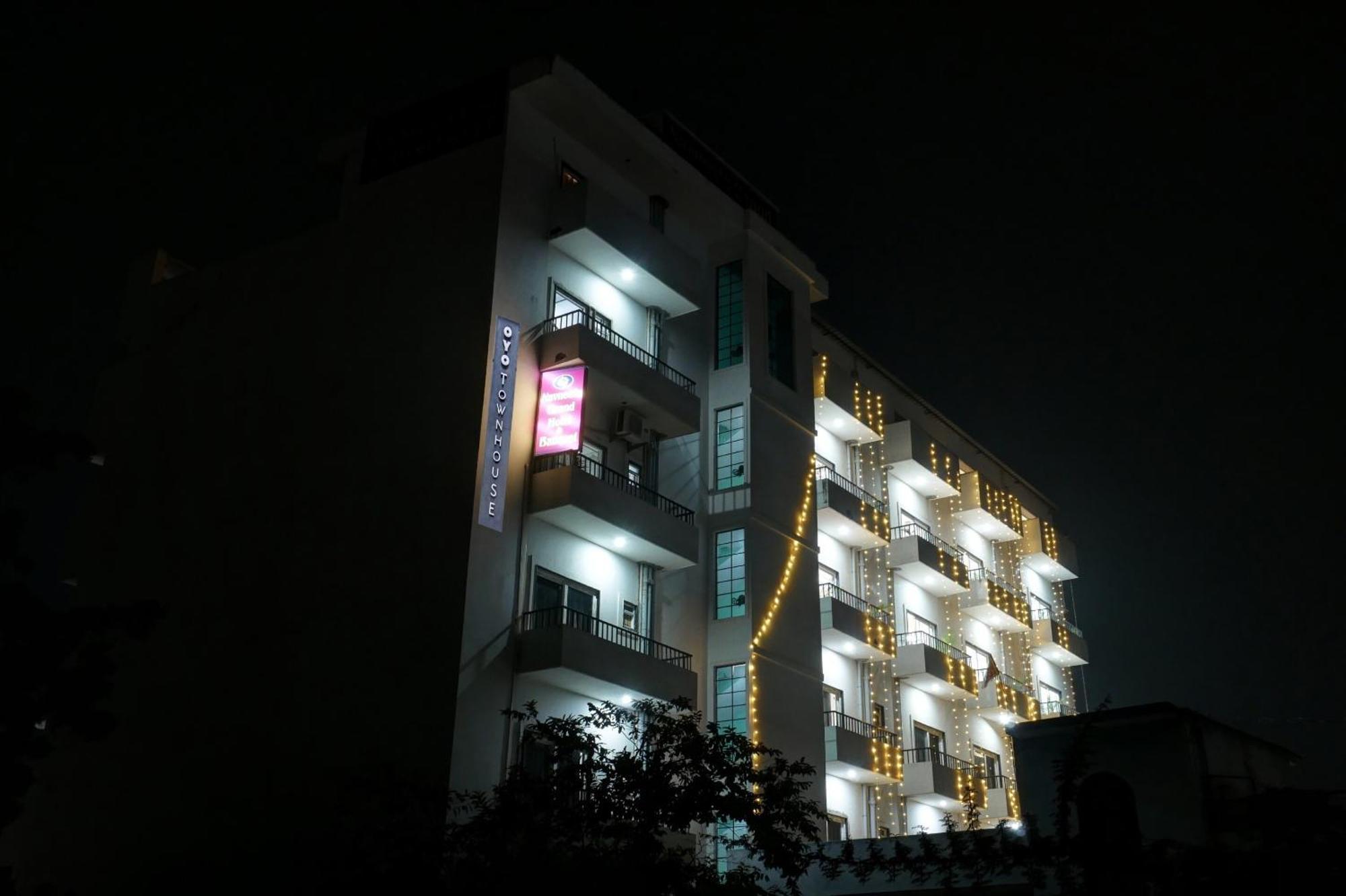 Townhouse Navneeta Grand Hotel Kakarmatha Eksteriør billede