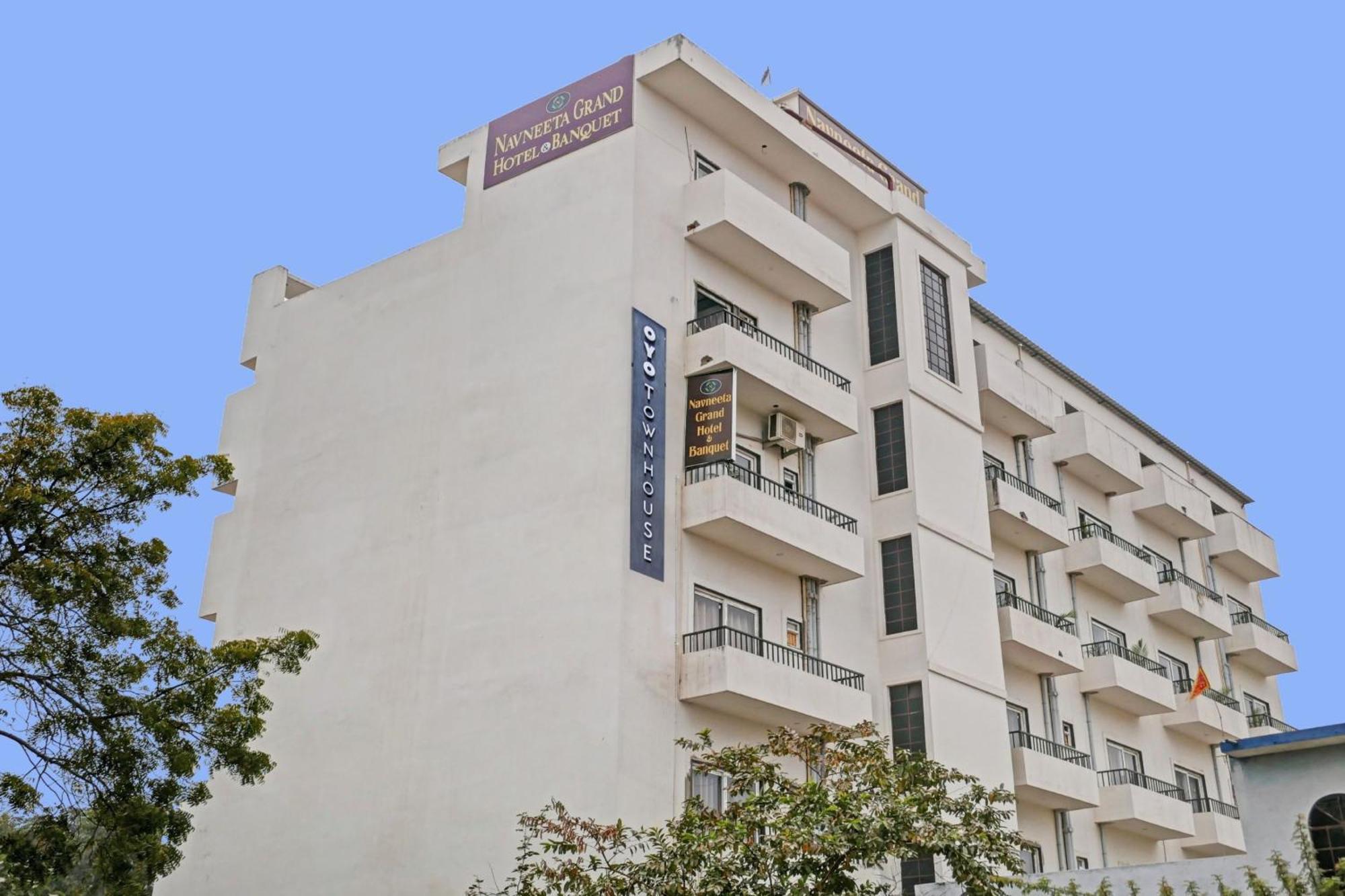 Townhouse Navneeta Grand Hotel Kakarmatha Eksteriør billede
