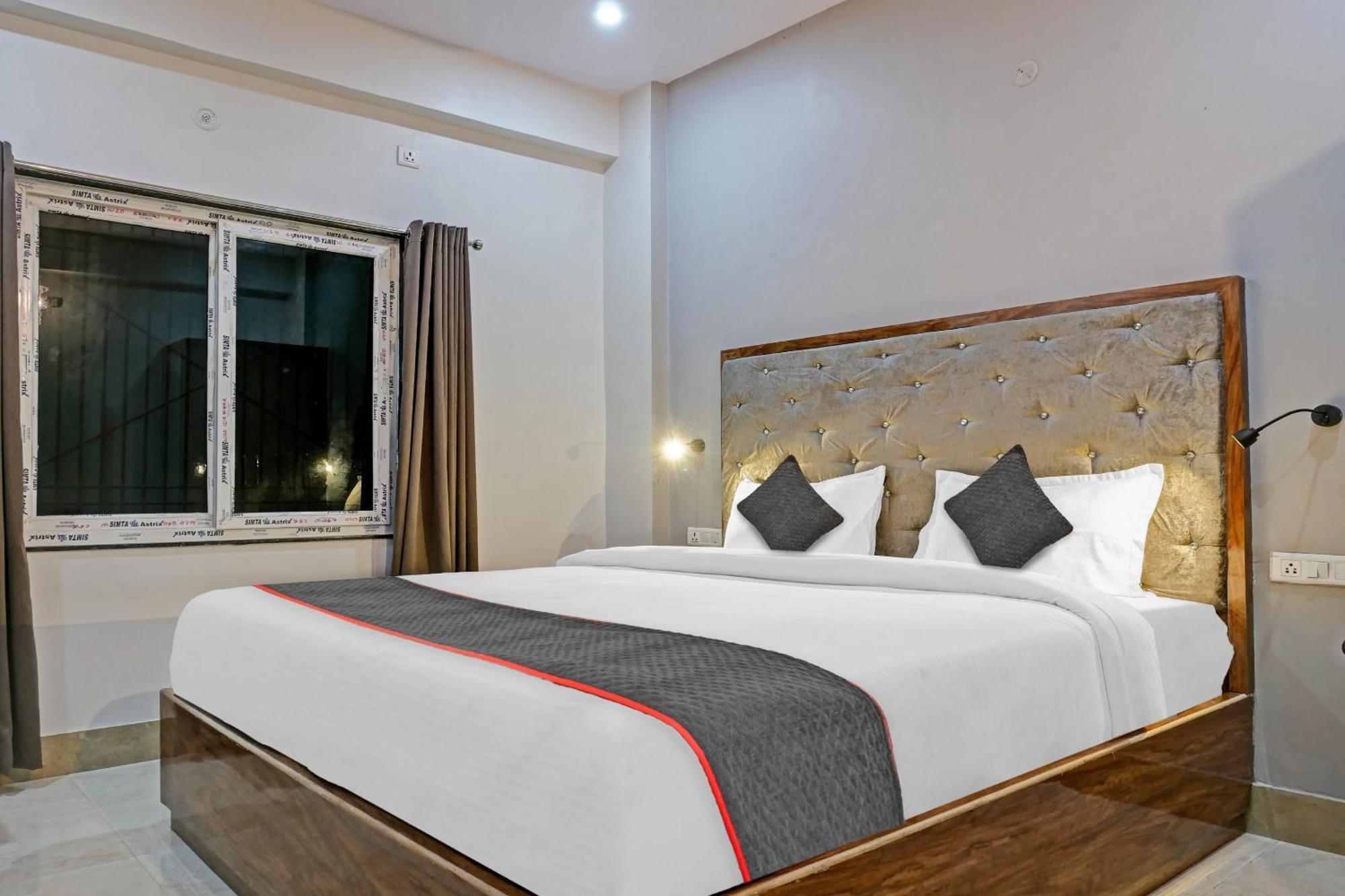 Townhouse Navneeta Grand Hotel Kakarmatha Eksteriør billede